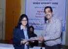 Participant receiving the certificate from Shri Rakesh Garg, Secretary, Textiles Committee