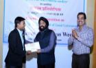 Shri Soumyajit Paul, PG student of Prin. L.N.Welingkar Institute of Management receiving the first prize from Shri Paramjeet Singh, CVO, CCI 