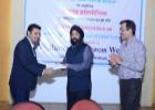 Shri Rahul Chaudhary, PG student of Prin. L.N.Welingkar Institute of Management receiving the third prize from Shri Paramjeet Singh, CVO, CCI